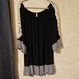 Black And White Tunic With Lace Sleeves